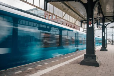 Tren istasyonunda yüksek hızda bulanık tren hareketi 