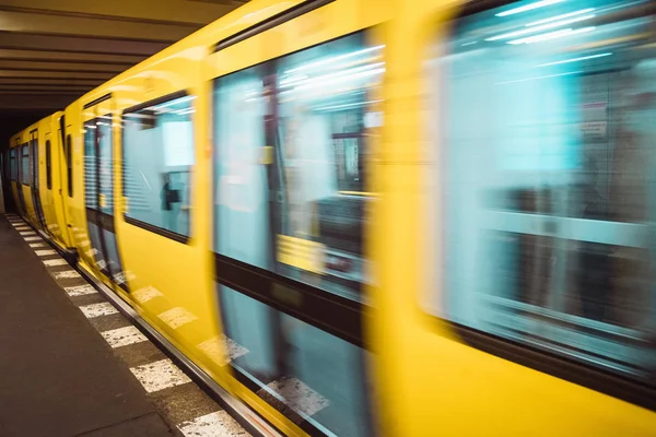 Berlin 'de sarı metro treni bulanıklaştı. Halk U-bahn taşımacılığı
