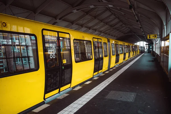 Berlin 'de sarı metro treni bulanıklaştı. Halk U-bahn taşımacılığı