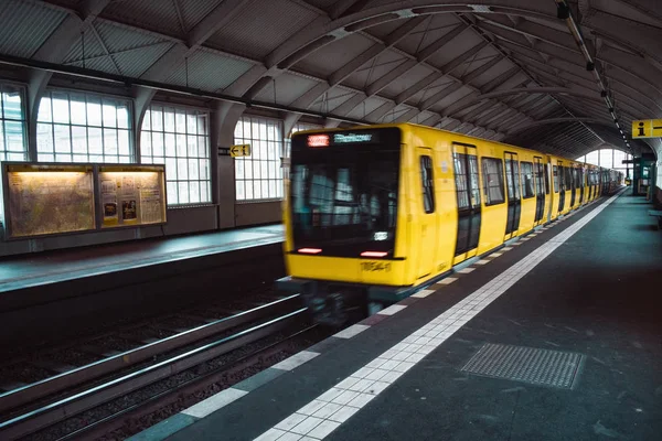 Berlin 'de sarı metro treni bulanıklaştı. Halk U-bahn taşımacılığı