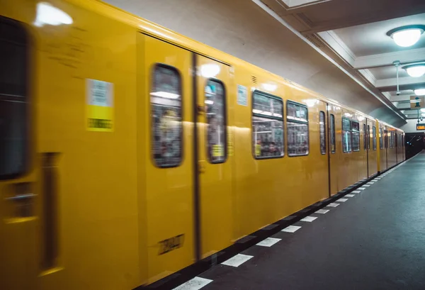 Gelbe verschwommene U-Bahn in Berlin. Öffentlicher U-Bahn-Verkehr — Stockfoto