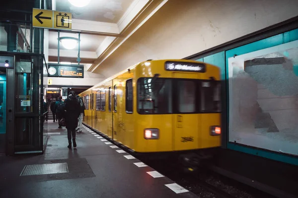Berlin 'de sarı metro treni bulanıklaştı. Halk U-bahn taşımacılığı