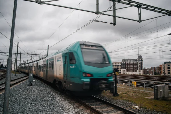 鉄道駅で高速でぼやけた列車の動き — ストック写真