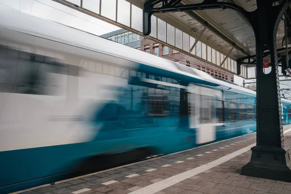 Tren istasyonunda yüksek hızda bulanık tren hareketi 