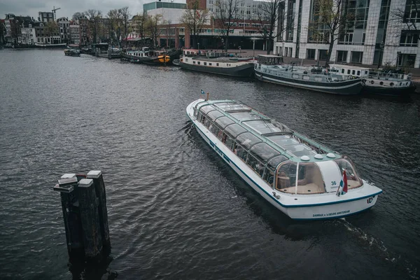Amsterdam River tram met toeristische bezienswaardigheden in de centrale Riv — Stockfoto