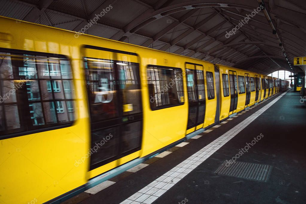 Tren de metro borroso amarillo en Berlín. Transporte público Ubahn i 2023