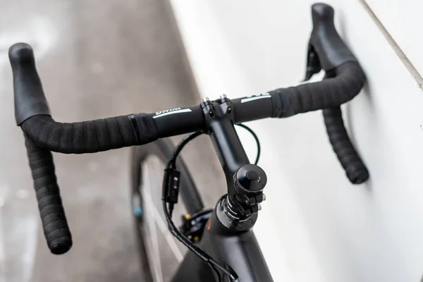 Manillar negro de bicicleta de carretera con palancas de freno y cables — Foto de Stock