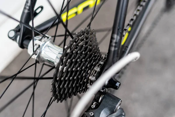 Road bicycle rear wheel hub with multi speed cassette and chain — Stock Photo, Image