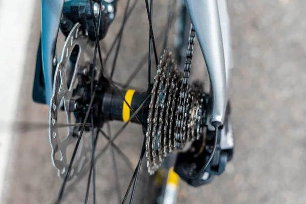 Buje de rueda trasera de bicicleta de carretera con casete y cadena de múltiples velocidades —  Fotos de Stock