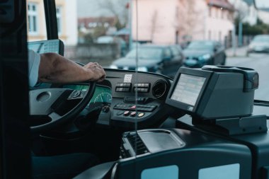Sürücüleri el ile modern otobüs iç