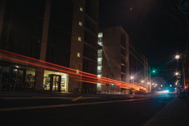 Avrupa Berlin sokaklarında ulaşım ışık izleri