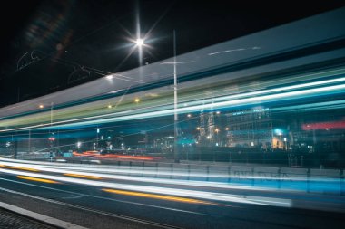 Avrupa'nın başkentinde gece tramvay ışık parkurları