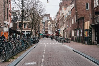 Eski sokaklarda Amsterdam bisiklet park
