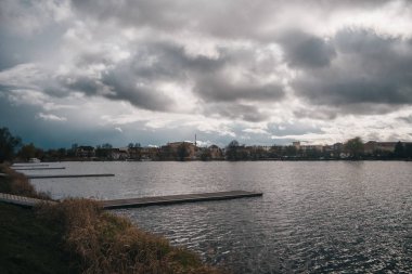 Klasik Avrupa kasabasında küçük bir göl üzerinde Whard