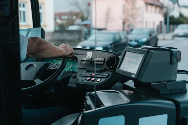 Sürücüleri el ile modern otobüs iç