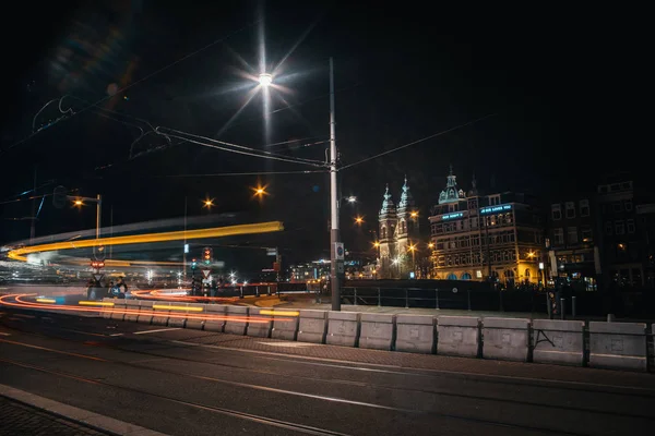 Straßenbahn-Lichtspuren in der Nacht — Stockfoto