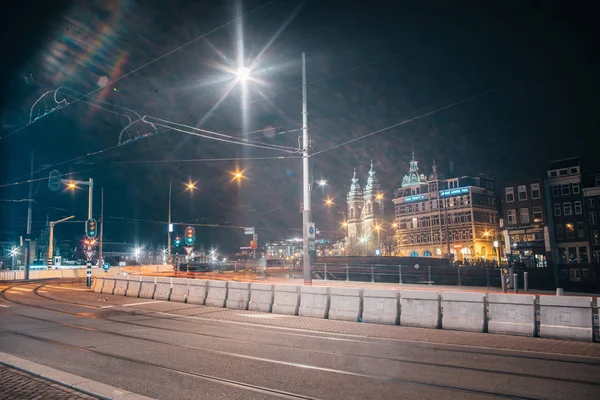 Straßenbahn-Lichtspuren in der Nacht — Stockfoto