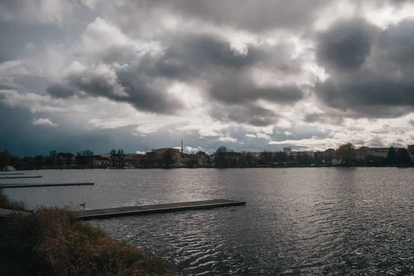 Klasik Avrupa kasabasında küçük bir göl üzerinde Whard