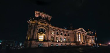 Reichstag Berlin'de, Almanya gece, sıcak lig ile aydınlatılmış