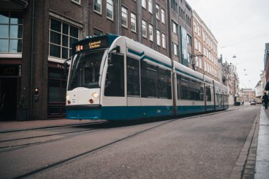 Amsterdam, Hollanda'da modern toplu taşıma. Beyaz ve blu