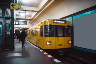 Berlin 'de sarı metro treni bulanıklaştı. Halk U-bahn taşımacılığı