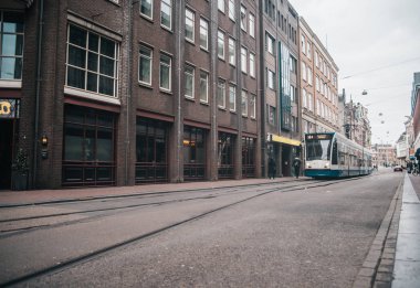 Amsterdam, Hollanda'da modern toplu taşıma. Beyaz ve blu