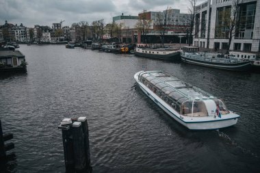 Merkezi riv de turistik gezi ile Amsterdam nehir tramvay