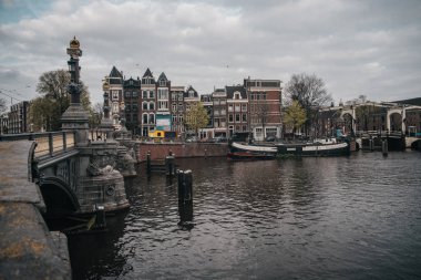 Nehir kanalı ile rahat Avrupa mimarisi. Amsterdam güzel