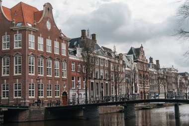 Nehir kanalı ile rahat Avrupa mimarisi. Amsterdam güzel