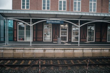Vintage Avrupa tarzında tren istasyonu platformu