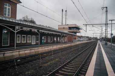 Vintage Avrupa tarzında tren istasyonu platformu