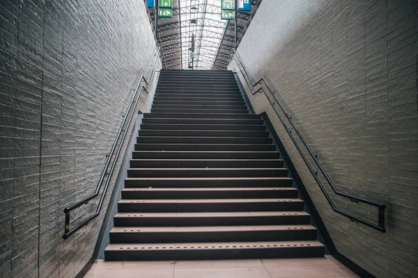 Tren istasyonunda klasik Avrupa merdiven — Stok fotoğraf