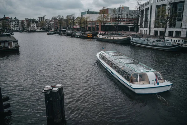 Amsterdam River spårvagn med turist sightseeing på centrala Riv — Stockfoto