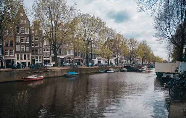 Acogedora arquitectura europea con canal fluvial. Amsterdam hermosa — Foto de Stock