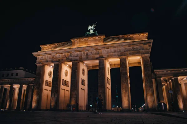 Puerta de Brandenburgo (Brandenburger Tor) en Berlín, Alemania por la noche — Foto de Stock