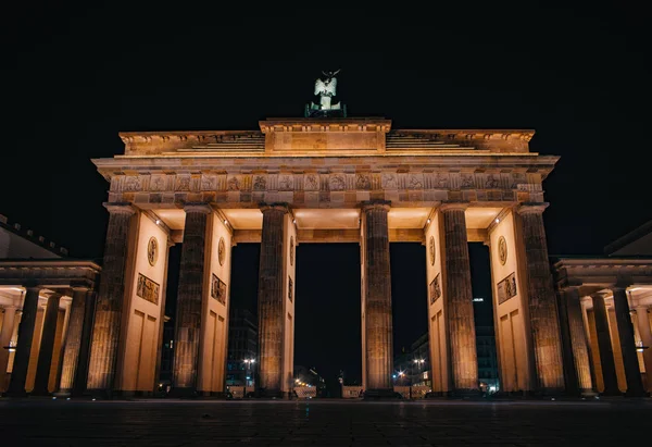 Braniborská brána (brandenburger tor) v Berlíně, Německo v noci — Stock fotografie