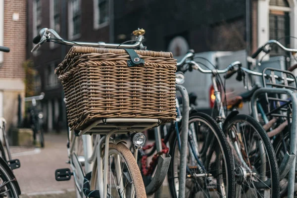 Bicicleta clásica con cesta en Amsterdam, Europa —  Fotos de Stock