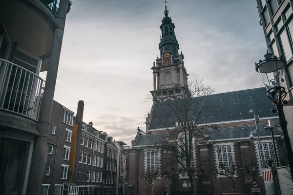 Mooie oude katholieke kerk in Amsterdam, Nederland — Stockfoto