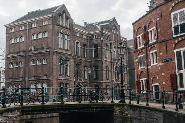 Klassieke Europese architectuur. Stadsgezicht van Amsterdam, Nederland — Stockfoto