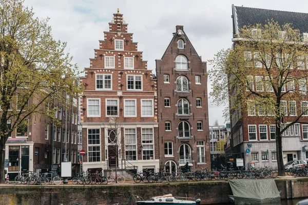 Gezellige Europese architectuur met rivier gracht. Amsterdam Beautiful — Stockfoto