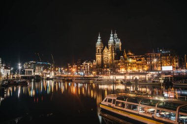 Basiliek van de Heilige Nicolaas Amsterdam'da. c nehrinden görünüm