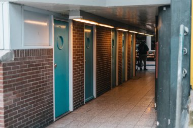 Turkuaz kapılı Avrupa kırmızı tuğlalı kemer