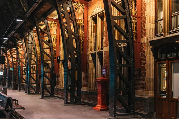 Amsterdam bahnhofsinnenraum mit warmem licht — Stockfoto