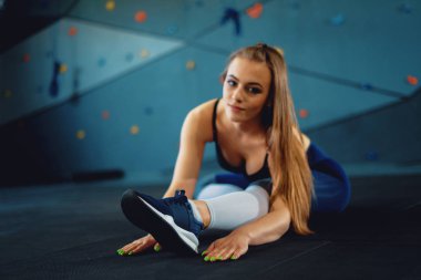Jimnastikçi kız ısınma yapıyor germe exercizes. Çekme nin görünümü