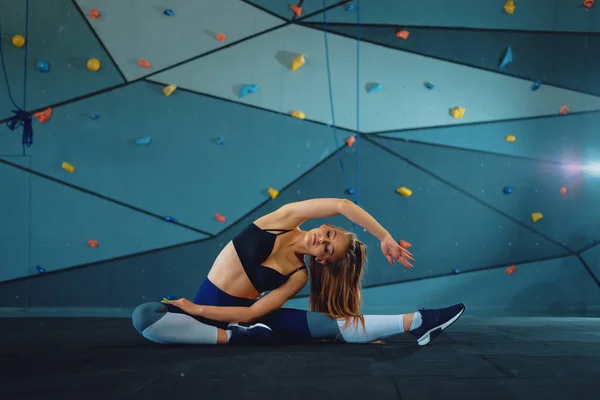 Chica gimnasta estirando haciendo división vertical, cordel. Vista frontal — Foto de Stock