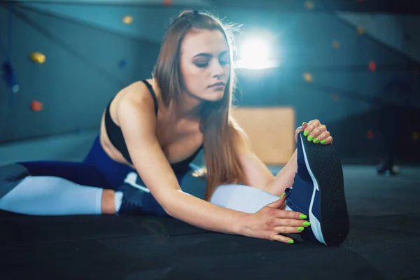 Jimnastikçi kız ısınma yapıyor germe exercizes. Çekme nin görünümü