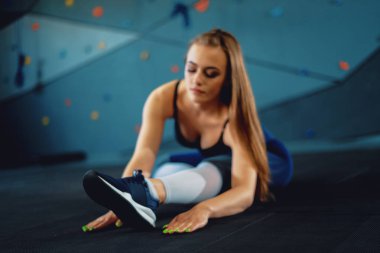 Jimnastikçi kız ısınma yapıyor germe exercizes. Çekme nin görünümü