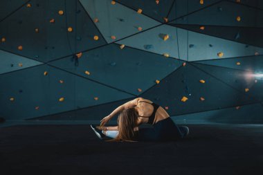 Germe jimnastikçi kız dikey split yapıyor, ip. Geri görünüm o