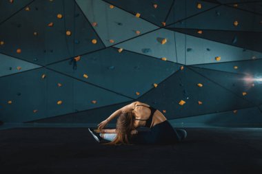 Germe jimnastikçi kız dikey split yapıyor, ip. Geri görünüm o