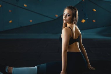 Germe jimnastikçi kız dikey split yapıyor, ip. Yan görünüm o